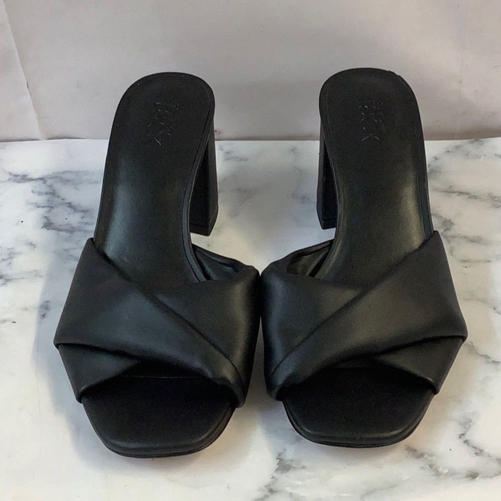 Nordstrom Rack Women's Sandals open toe with 2" Heel, Black Size 5